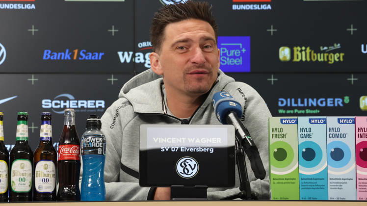 08.10.2026, xrekx, Fussball 1.Bundesliga , SV Elversberg - Pressekonferenz mit Vincent Wagner v.l. Vincent Wagner Trainer (SV 07 Elversberg) Elversberg