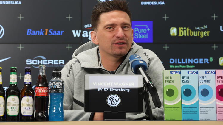 08.10.2026, xrekx, Fussball 1.Bundesliga , SV Elversberg - Pressekonferenz mit Vincent Wagner v.l. Vincent Wagner Trainer (SV 07 Elversberg) Elversberg