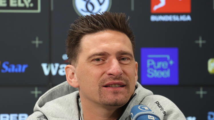 08.10.2026, xrekx, Fussball 1.Bundesliga , SV Elversberg - Pressekonferenz mit Vincent Wagner v.l. Vincent Wagner Trainer (SV 07 Elversberg) Elversberg