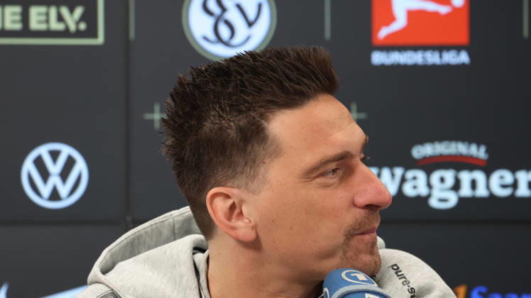 08.10.2026, xrekx, Fussball 1.Bundesliga , SV Elversberg - Pressekonferenz mit Vincent Wagner v.l. Vincent Wagner Trainer (SV 07 Elversberg) Elversberg