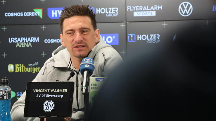 08.10.2026, xrekx, Fussball 1.Bundesliga , SV Elversberg - Pressekonferenz mit Vincent Wagner v.l. Vincent Wagner Trainer (SV 07 Elversberg) Elversberg