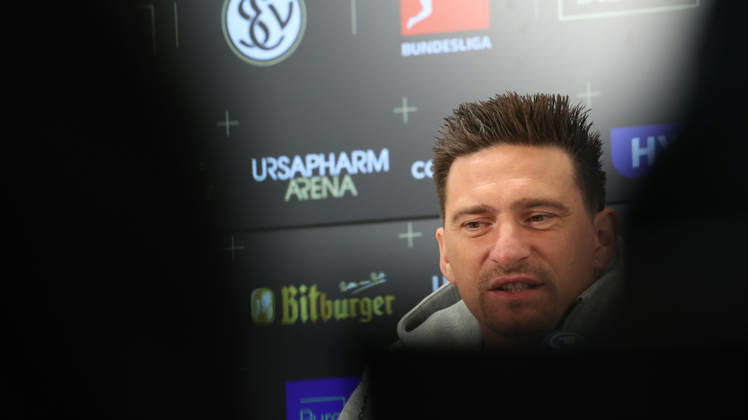 08.10.2026, xrekx, Fussball 1.Bundesliga , SV Elversberg - Pressekonferenz mit Vincent Wagner v.l. Vincent Wagner Trainer (SV 07 Elversberg) Elversberg