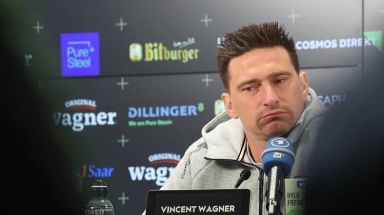 08.10.2026, xrekx, Fussball 1.Bundesliga , SV Elversberg - Pressekonferenz mit Vincent Wagner v.l. Vincent Wagner Trainer (SV 07 Elversberg) Elversberg