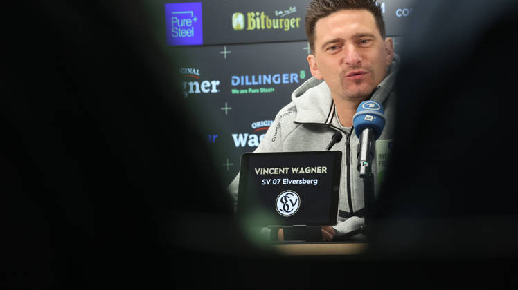 08.10.2026, xrekx, Fussball 1.Bundesliga , SV Elversberg - Pressekonferenz mit Vincent Wagner v.l. Vincent Wagner Trainer (SV 07 Elversberg) Elversberg
