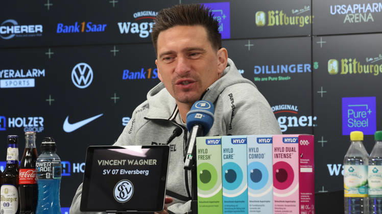 08.10.2026, xrekx, Fussball 1.Bundesliga , SV Elversberg - Pressekonferenz mit Vincent Wagner v.l. Vincent Wagner Trainer (SV 07 Elversberg) Elversberg