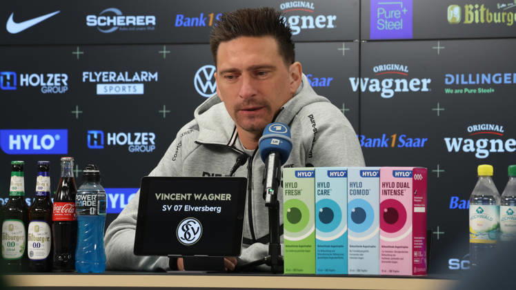 08.10.2026, xrekx, Fussball 1.Bundesliga , SV Elversberg - Pressekonferenz mit Vincent Wagner v.l. Vincent Wagner Trainer (SV 07 Elversberg) Elversberg