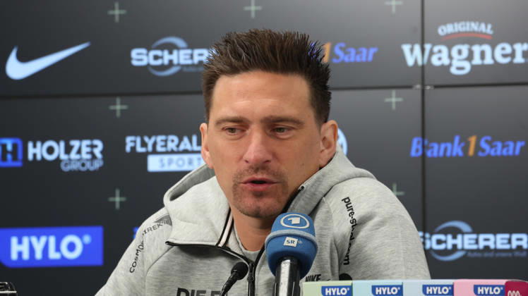 08.10.2026, xrekx, Fussball 1.Bundesliga , SV Elversberg - Pressekonferenz mit Vincent Wagner v.l. Vincent Wagner Trainer (SV 07 Elversberg) Elversberg