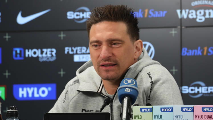 08.10.2026, xrekx, Fussball 1.Bundesliga , SV Elversberg - Pressekonferenz mit Vincent Wagner v.l. Vincent Wagner Trainer (SV 07 Elversberg) Elversberg