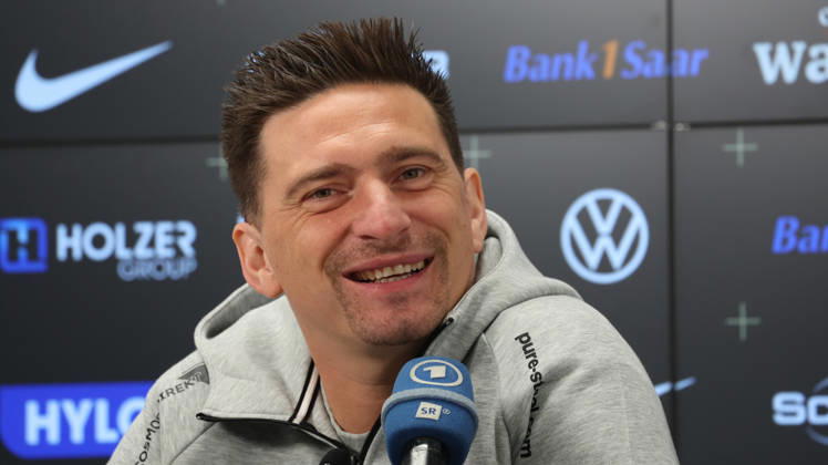 08.10.2026, xrekx, Fussball 1.Bundesliga , SV Elversberg - Pressekonferenz mit Vincent Wagner v.l. Vincent Wagner Trainer (SV 07 Elversberg) Elversberg