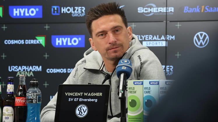 08.10.2026, xrekx, Fussball 1.Bundesliga , SV Elversberg - Pressekonferenz mit Vincent Wagner v.l. Vincent Wagner Trainer (SV 07 Elversberg) Elversberg
