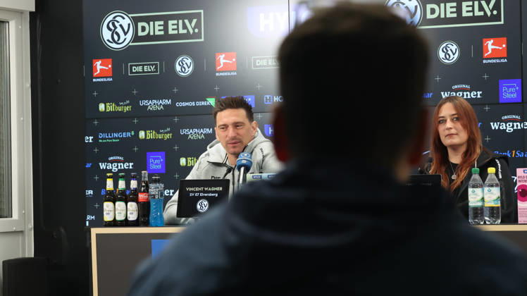 08.10.2026, xrekx, Fussball 1.Bundesliga , SV Elversberg - Pressekonferenz mit Vincent Wagner v.l. Vincent Wagner Trainer (SV 07 Elversberg) Elversberg