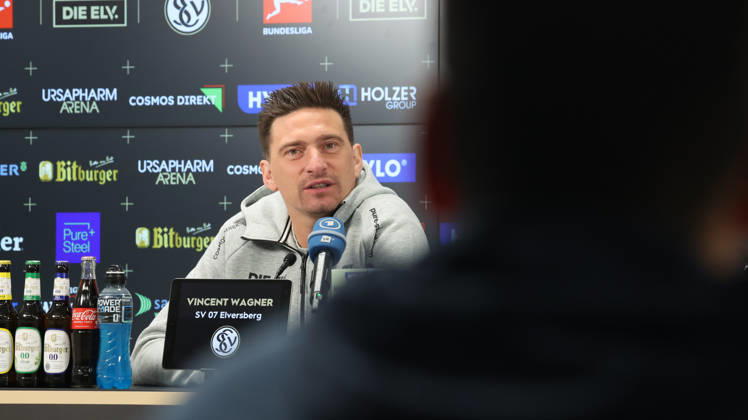 08.10.2026, xrekx, Fussball 1.Bundesliga , SV Elversberg - Pressekonferenz mit Vincent Wagner v.l. Vincent Wagner Trainer (SV 07 Elversberg) Elversberg