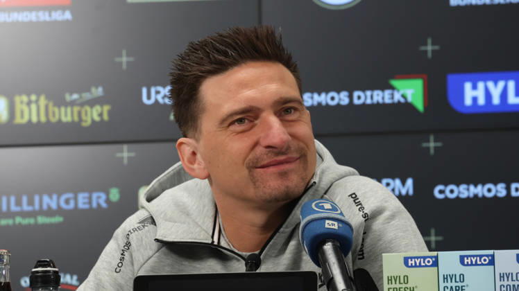 08.10.2026, xrekx, Fussball 1.Bundesliga , SV Elversberg - Pressekonferenz mit Vincent Wagner v.l. Vincent Wagner Trainer (SV 07 Elversberg) Elversberg