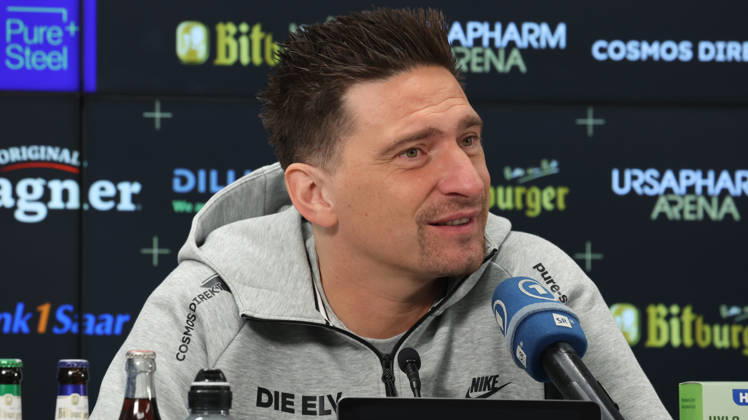 08.10.2026, xrekx, Fussball 1.Bundesliga , SV Elversberg - Pressekonferenz mit Vincent Wagner v.l. Vincent Wagner Trainer (SV 07 Elversberg) Elversberg