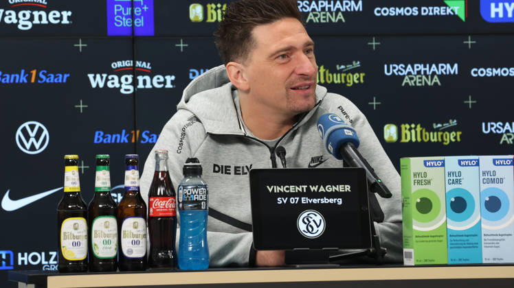 08.10.2026, xrekx, Fussball 1.Bundesliga , SV Elversberg - Pressekonferenz mit Vincent Wagner v.l. Vincent Wagner Trainer (SV 07 Elversberg) Elversberg