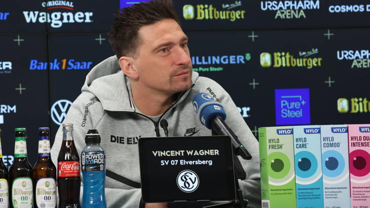 08.10.2026, xrekx, Fussball 1.Bundesliga , SV Elversberg - Pressekonferenz mit Vincent Wagner v.l. Vincent Wagner Trainer (SV 07 Elversberg) Elversberg