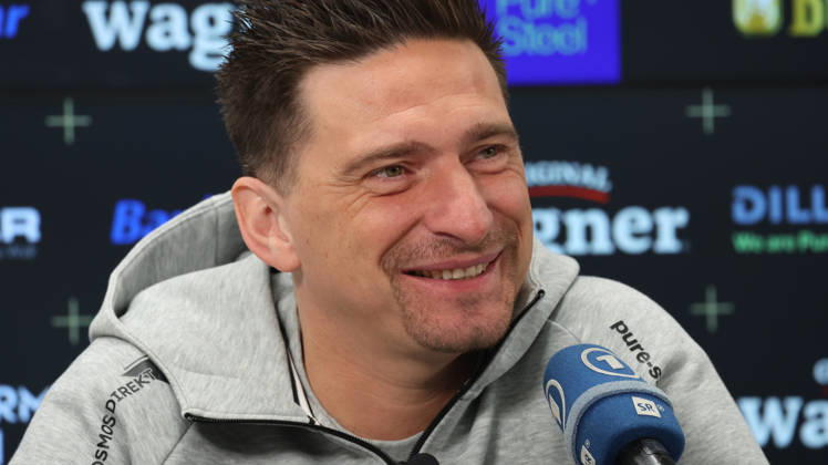 08.10.2026, xrekx, Fussball 1.Bundesliga , SV Elversberg - Pressekonferenz mit Vincent Wagner v.l. Vincent Wagner Trainer (SV 07 Elversberg) Elversberg