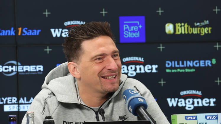 08.10.2026, xrekx, Fussball 1.Bundesliga , SV Elversberg - Pressekonferenz mit Vincent Wagner v.l. Vincent Wagner Trainer (SV 07 Elversberg) Elversberg