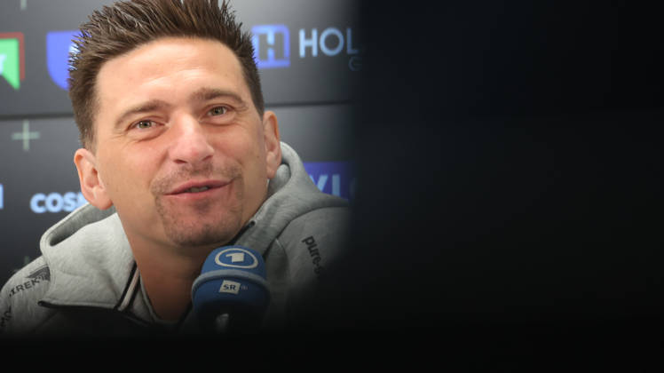 08.10.2026, xrekx, Fussball 1.Bundesliga , SV Elversberg - Pressekonferenz mit Vincent Wagner v.l. Vincent Wagner Trainer (SV 07 Elversberg) Elversberg