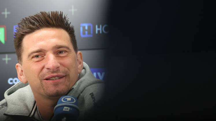08.10.2026, xrekx, Fussball 1.Bundesliga , SV Elversberg - Pressekonferenz mit Vincent Wagner v.l. Vincent Wagner Trainer (SV 07 Elversberg) Elversberg