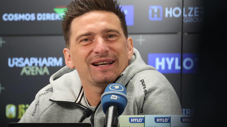 08.10.2026, xrekx, Fussball 1.Bundesliga , SV Elversberg - Pressekonferenz mit Vincent Wagner v.l. Vincent Wagner Trainer (SV 07 Elversberg) Elversberg