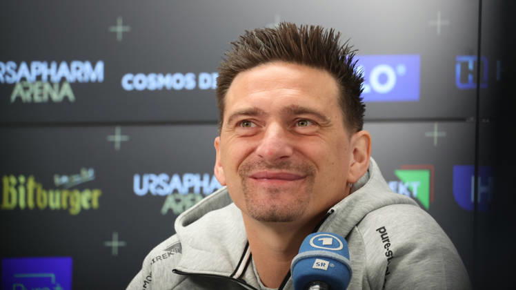 08.10.2026, xrekx, Fussball 1.Bundesliga , SV Elversberg - Pressekonferenz mit Vincent Wagner v.l. Vincent Wagner Trainer (SV 07 Elversberg) Elversberg