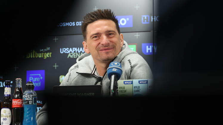 08.10.2026, xrekx, Fussball 1.Bundesliga , SV Elversberg - Pressekonferenz mit Vincent Wagner v.l. Vincent Wagner Trainer (SV 07 Elversberg) Elversberg