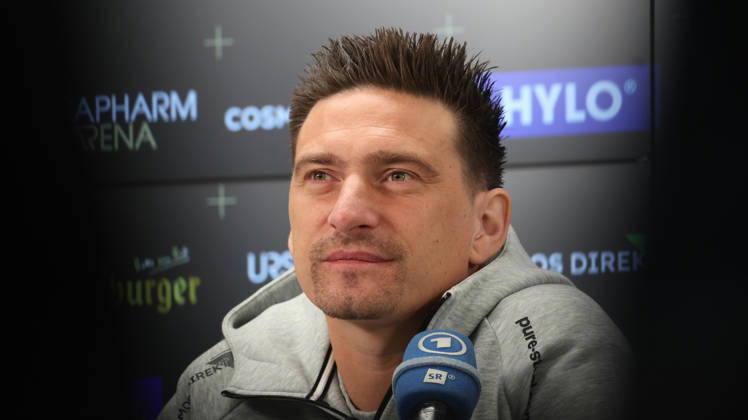 08.10.2026, xrekx, Fussball 1.Bundesliga , SV Elversberg - Pressekonferenz mit Vincent Wagner v.l. Vincent Wagner Trainer (SV 07 Elversberg) Elversberg