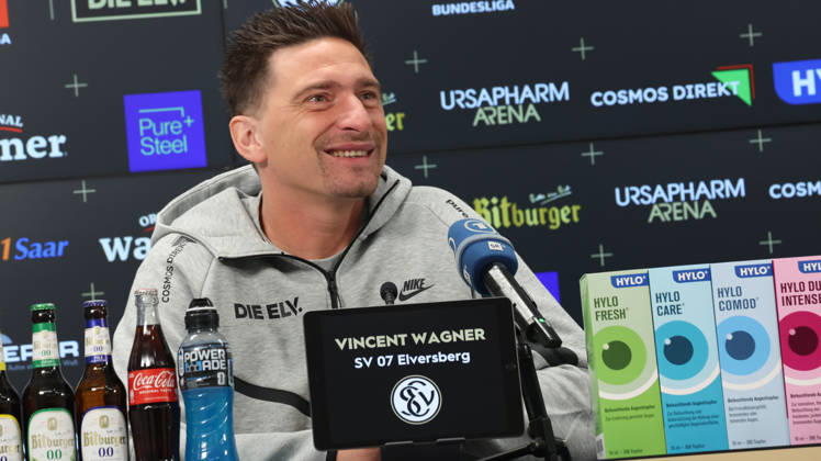 08.10.2026, xrekx, Fussball 1.Bundesliga , SV Elversberg - Pressekonferenz mit Vincent Wagner v.l. Vincent Wagner Trainer (SV 07 Elversberg) Elversberg