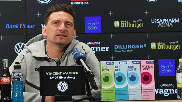 08.10.2026, xrekx, Fussball 1.Bundesliga , SV Elversberg - Pressekonferenz mit Vincent Wagner v.l. Vincent Wagner Trainer (SV 07 Elversberg) Elversberg