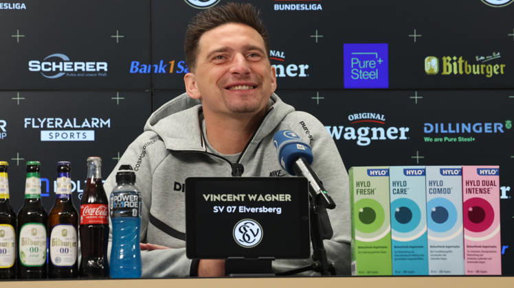 08.10.2026, xrekx, Fussball 1.Bundesliga , SV Elversberg - Pressekonferenz mit Vincent Wagner v.l. Vincent Wagner Trainer (SV 07 Elversberg) Elversberg