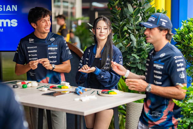 2026 Formula 1 Singapore - Tzuyu at Media Day TZUYU (TPE) K-Pop Singer and Member of TWICE with ALEXANDER ALBON 23 (THA) of Atlassian Williams F1 Team (Williams FW48) and CARLOS SAINZ 55 (ESP) of Atlassian Williams F1 Team (Williams FW48) in the Williams hospitality on Thursday Media Day during the Formula 1 Singapore Airlines Singapore Grand Prix 2026 at Marina Bay Street Circuit, Singapore, on October 8, 2026. Photo by Antoine LAPEYRE Reveries Agency via ABACAPRESS.COM Singapore Singapore  Copyright: xAntoinexLapeyre ReveriesxAgency ABACAx