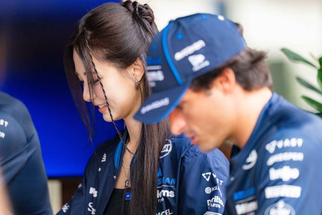 2026 Formula 1 Singapore - Tzuyu at Media Day TZUYU (TPE) K-Pop Singer and Member of TWICE and CARLOS SAINZ 55 (ESP) of Atlassian Williams F1 Team (Williams FW48)on Thursday Media Day during the Formula 1 Singapore Airlines Singapore Grand Prix 2026 at Marina Bay Street Circuit, Singapore, on October 8, 2026. Photo by Antoine LAPEYRE Reveries Agency via ABACAPRESS.COM Singapore Singapore  Copyright: xAntoinexLapeyre ReveriesxAgency ABACAx