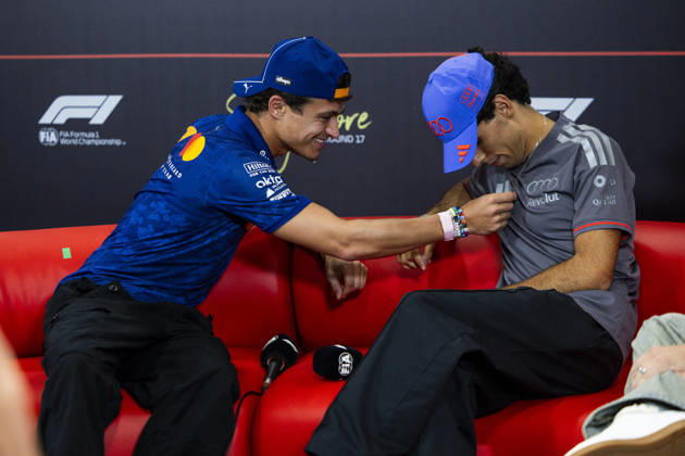 F1 - SINGAPORE GRAND PRIX 2026 NORRIS Lando (gbr), McLaren F1 Team MCL40, BORTOLETO Gabriel (bra), Audi F1 Team R26, portrait, pre-event press conference, PK, Pressekonferenz during the 2026 Formula 1 Singapore Grand Prix, 17th round of the 2026 Formula One World Championship, WM, Weltmeisterschaft from October 9 to 11, 2026 on the Marina Bay Street Circuit, in Singapore, Singapore - SingaporeSingapore Copyright: xJulienxDelfossex