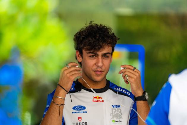2026 Formula 1 Singapore - Media Day ARVID LINDBLAD 41 (GBR) of Visa Cash App Racing Bulls Formula One Team (VCARB 03) and LIAM LAWSON 30 (NZL) of Oracle Red Bull Racing (Red Bull Racing RB22) on Thursday Media Day during the Formula 1 Singapore Airlines Singapore Grand Prix 2026 at Marina Bay Street Circuit, Singapore, on October 8, 2026. Photo by Antoine LAPEYRE Reveries Agency via ABACAPRESS.COM Singapore Singapore  Copyright: xAntoinexLapeyre ReveriesxAgency ABACAx