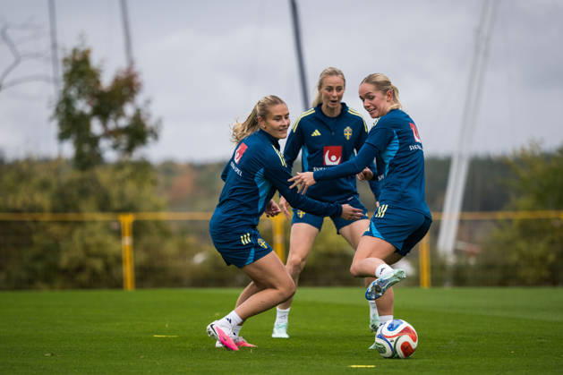 261008 Amanda NildÃ n, Amanda Ilestedt and Hanna Lundkvist of the Swedish women s national football team during a training session on October 8, 2026 in Stockholm. Photo: Johanna Säll BILDBYRAN kod JL JL0637 fotboll football soccer fotball vm-kval kval fifa womens world cup qualifier qualifier träning practice training sverige sweden dam bbengfotboll football soccer fotball vm-kval kval fifa womens world cup qualifier qualifier träning practice training sverige sweden dam bbeng Copyright: JOHANNAxSÄLL BB261008BB190