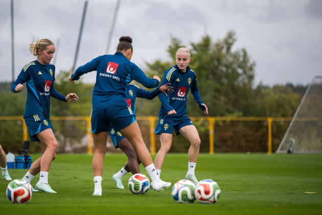 261008 Hanna Lundkvist and Anna Sandberg of the Swedish women s national football team during a training session on October 8, 2026 in Stockholm. Photo: Johanna Säll BILDBYRAN kod JL JL0637 fotboll football soccer fotball vm-kval kval fifa womens world cup qualifier qualifier träning practice training sverige sweden dam bbengfotboll football soccer fotball vm-kval kval fifa womens world cup qualifier qualifier träning practice training sverige sweden dam bbeng Copyright: JOHANNAxSÄLL BB261008BB191