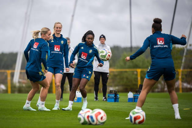 261008 Hanna Lundkvist, Amanda Ilestedt and Monica Jusu Bah of the Swedish women s national football team during a training session on October 8, 2026 in Stockholm. Photo: Johanna Säll BILDBYRAN kod JL JL0637 fotboll football soccer fotball vm-kval kval fifa womens world cup qualifier qualifier träning practice training sverige sweden dam bbengfotboll football soccer fotball vm-kval kval fifa womens world cup qualifier qualifier träning practice training sverige sweden dam bbeng Copyright: JOHANNAxSÄLL BB261008BB192