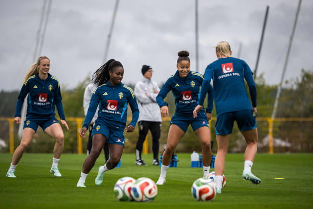 261008 Monica Jusu Bah and Felicia Schröder of the Swedish women s national football team during a training session on October 8, 2026 in Stockholm. Photo: Johanna Säll BILDBYRAN kod JL JL0637 fotboll football soccer fotball vm-kval kval fifa womens world cup qualifier qualifier träning practice training sverige sweden dam bbengfotboll football soccer fotball vm-kval kval fifa womens world cup qualifier qualifier träning practice training sverige sweden dam bbeng Copyright: JOHANNAxSÄLL BB261008BB193