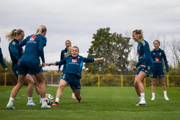 261008 Alice Bergström and Beata Olsson of the Swedish women s national football team during a training session on October 8, 2026 in Stockholm. Photo: Johanna Säll BILDBYRAN kod JL JL0637 fotboll football soccer fotball vm-kval kval fifa womens world cup qualifier qualifier träning practice training sverige sweden dam bbengfotboll football soccer fotball vm-kval kval fifa womens world cup qualifier qualifier träning practice training sverige sweden dam bbeng Copyright: JOHANNAxSÄLL BB261008BB199