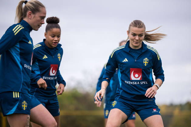 261008 Alice Bergström, Felicia Schröder and Beata Olsson of the Swedish women s national football team during a training session on October 8, 2026 in Stockholm. Photo: Johanna Säll BILDBYRAN kod JL JL0637 fotboll football soccer fotball vm-kval kval fifa womens world cup qualifier qualifier träning practice training sverige sweden dam bbengfotboll football soccer fotball vm-kval kval fifa womens world cup qualifier qualifier träning practice training sverige sweden dam bbeng Copyright: JOHANNAxSÄLL BB261008BB202