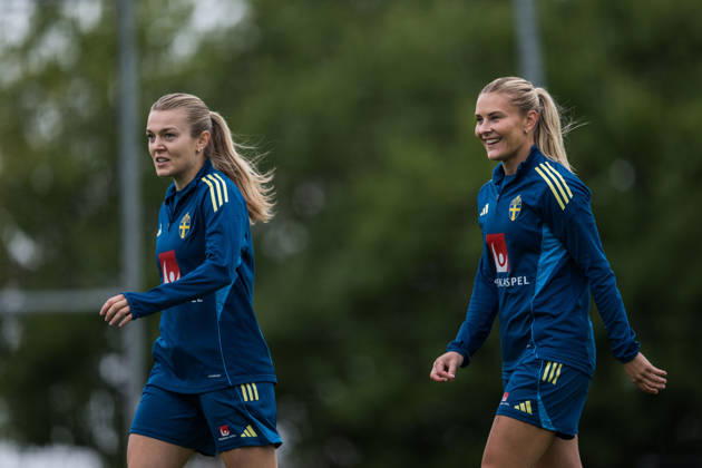261008 Beata Olsson and Amanda NildÃ n of the Swedish women s national football team during a training session on October 8, 2026 in Stockholm. Photo: Johanna Säll BILDBYRAN kod JL JL0637 fotboll football soccer fotball vm-kval kval fifa womens world cup qualifier qualifier träning practice training sverige sweden dam bbengfotboll football soccer fotball vm-kval kval fifa womens world cup qualifier qualifier träning practice training sverige sweden dam bbeng Copyright: JOHANNAxSÄLL BB261008BB212