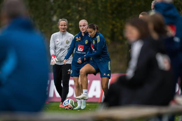 261008 Anna Sandberg and Rosa Kafaji of the Swedish women s national football team during a training session on October 8, 2026 in Stockholm. Photo: Johanna Säll BILDBYRAN kod JL JL0637 fotboll football soccer fotball vm-kval kval fifa womens world cup qualifier qualifier träning practice training sverige sweden dam bbengfotboll football soccer fotball vm-kval kval fifa womens world cup qualifier qualifier träning practice training sverige sweden dam bbeng Copyright: JOHANNAxSÄLL BB261008BB218