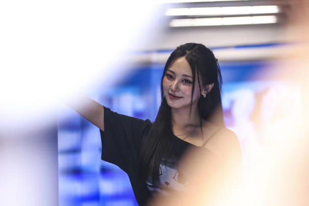 Formula 1 Singapore Airlines Singapore Grand Prix 2026 The famous Taiwanese singer Chou Tzu-yu mononymously as Tzuyu during Formula 1 Singapore Airlines Singapore Grand Prix 2026 on October 8., 2026 in Marina Bay Street Circuit, Singapore, Zsombor Toth Singapore Marina Bay Street Circuit Singapore Singapore Copyright: xZsomborxTothx