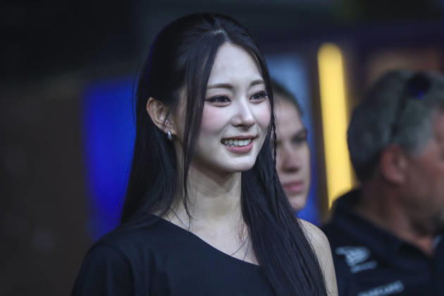 Formula 1 Singapore Airlines Singapore Grand Prix 2026 The famous Taiwanese singer Chou Tzu-yu mononymously as Tzuyu during Formula 1 Singapore Airlines Singapore Grand Prix 2026 on October 8., 2026 in Marina Bay Street Circuit, Singapore, Zsombor Toth Singapore Marina Bay Street Circuit Singapore Singapore Copyright: xZsomborxTothx