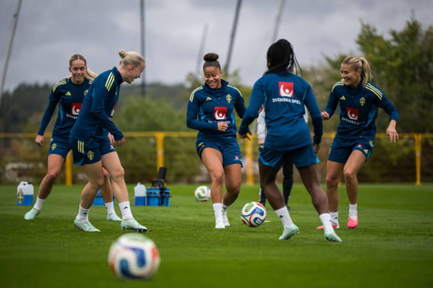 261008 Hanna Lundkvist, Felicia Schröder and Amanda NildÃ n of the Swedish women s national football team during a training session on October 8, 2026 in Stockholm. Photo: Johanna Säll BILDBYRAN kod JL JL0637 fotboll football soccer fotball vm-kval kval fifa womens world cup qualifier qualifier träning practice training sverige sweden dam bbengfotboll football soccer fotball vm-kval kval fifa womens world cup qualifier qualifier träning practice training sverige sweden dam bbeng Copyright: JOHANNAxSÄLL BB261008BB226