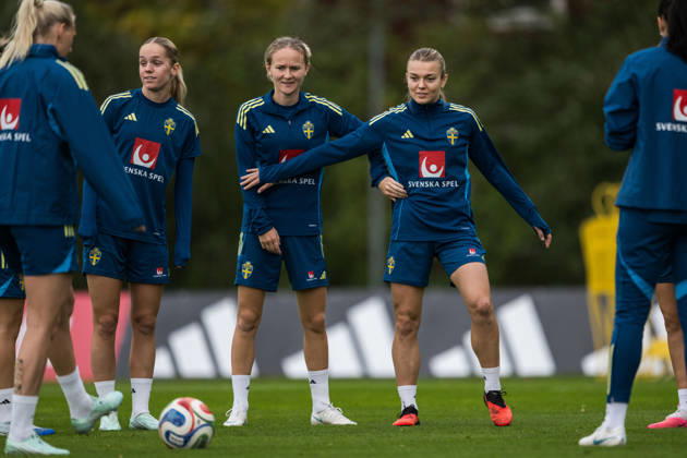 261008 Hanna Lundkvist, Matilda Vinberg and Beata Olsson of the Swedish women s national football team during a training session on October 8, 2026 in Stockholm. Photo: Johanna Säll BILDBYRAN kod JL JL0637 fotboll football soccer fotball vm-kval kval fifa womens world cup qualifier qualifier träning practice training sverige sweden dam bbengfotboll football soccer fotball vm-kval kval fifa womens world cup qualifier qualifier träning practice training sverige sweden dam bbeng Copyright: JOHANNAxSÄLL BB261008BB233