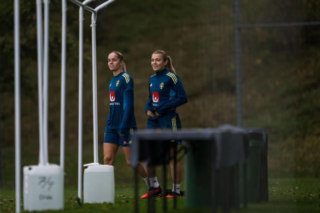 261008 Hanna Lundkvist and Beata Olsson of the Swedish women s national football team during a training session on October 8, 2026 in Stockholm. Photo: Johanna Säll BILDBYRAN kod JL JL0637 fotboll football soccer fotball vm-kval kval fifa womens world cup qualifier qualifier träning practice training sverige sweden dam bbengfotboll football soccer fotball vm-kval kval fifa womens world cup qualifier qualifier träning practice training sverige sweden dam bbeng Copyright: JOHANNAxSÄLL BB261008BB234