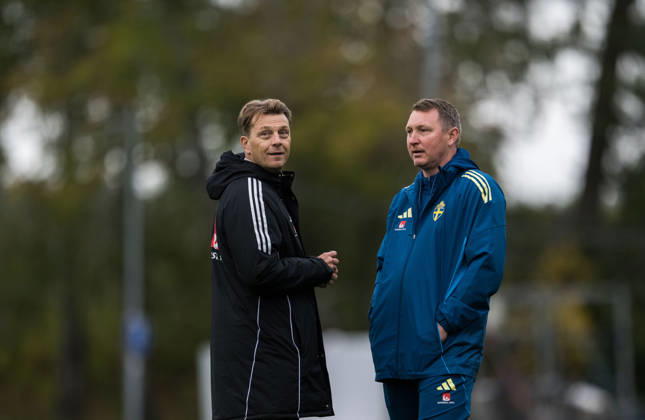 261008 Head coach Tony Gustavsson of the Swedish women s national football team and Kim Källström, head of national teams of the Swedish Football Federation, during a training session on October 8, 2026 in Stockholm. Photo: Johanna Säll BILDBYRAN kod JL JL0637 fotboll football soccer fotball vm-kval kval fifa womens world cup qualifier qualifier träning practice training sverige sweden dam bbengfotboll football soccer fotball vm-kval kval fifa womens world cup qualifier qualifier träning practice training sverige sweden dam bbeng Copyright: JOHANNAxSÄLL BB261008BB239
