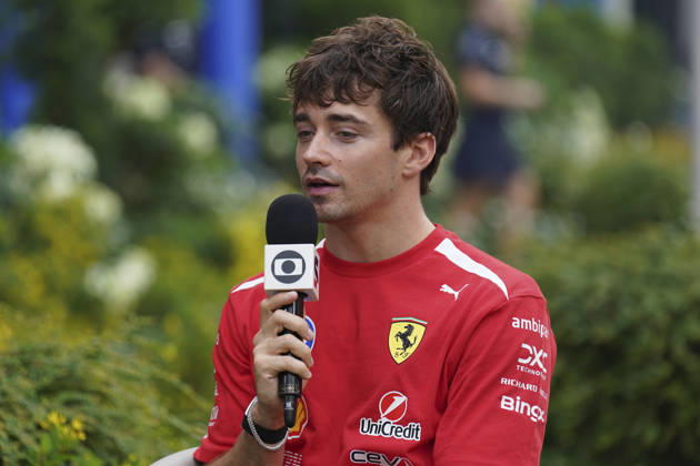 FORMULA 1 SINGAPORE AIRLINES SINGAPORE GRAND PRIX 2026 Charles Leclerc (MON) 16 Ferrari giving an interview during the Formula 1 Singapore Airlines Singapore Grand Prix 2026, Round 17 of the 2026 Formula 1 World Championship, WM, Weltmeisterschaft from 9th - 11th October 2026 at the Marina Bay Street Circuit, Singapore. Credit: Robbie Hoad Every Second Media Editorial use only. All images are copyright Every Second Media Limited. No images may be reproduced without prior permission. Copyright: xIMAGO EveryxSecondxMediax ESM-2203-0001 RobbiexHoadx xEveryxSecondxMediax